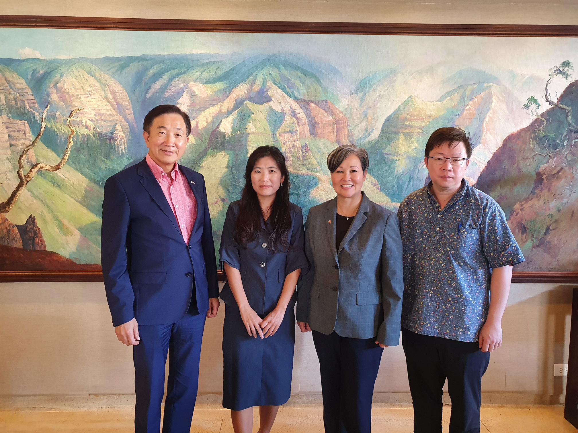 Meeting with Ms. Suzanne VaresLum (President, EastWest Center) 상세보기Consul General's