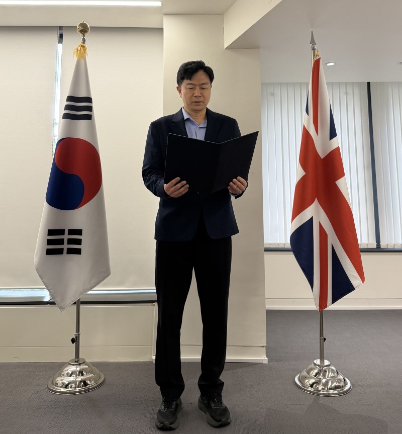 주영국대사관, 국적회복증서 수여식 개최