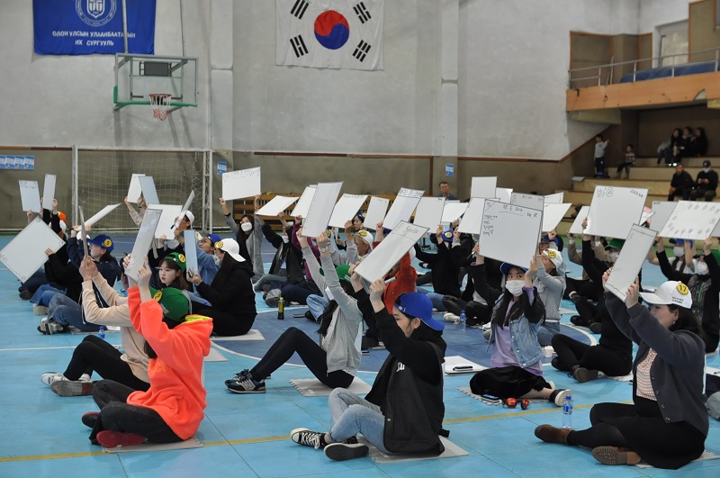 열성적으로 퀴즈에 답하는 참가자들 - 출처 : 주몽골대한민국대사관 페이스북 페이지