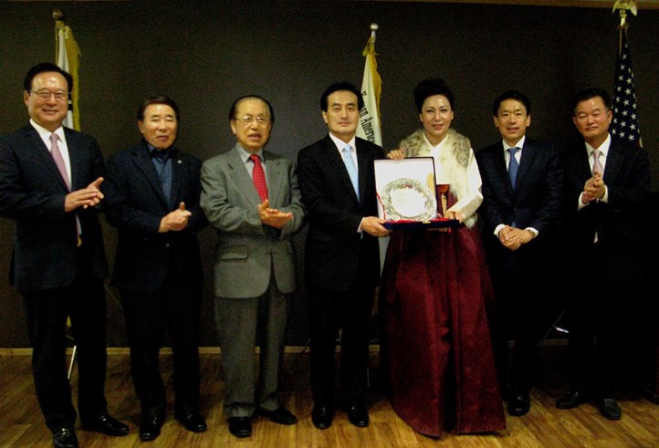 박효성 총영사, ‘발로 뛰는 영사상’ 수령