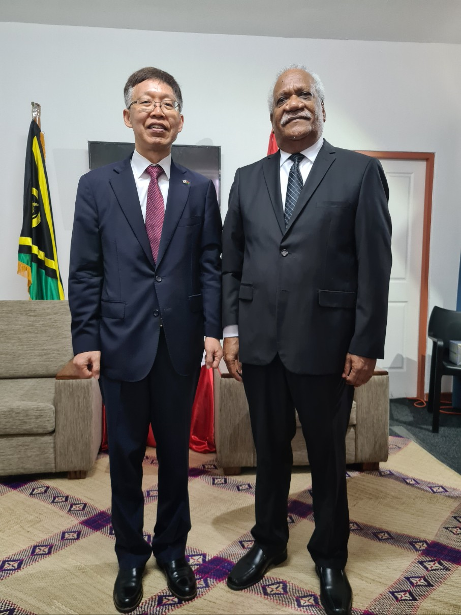 Nikenike Vurobaravu 대통령 신임장 제정