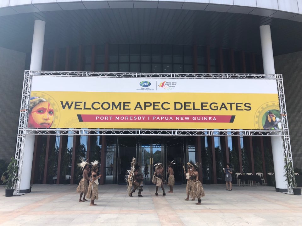2018년 APEC 제3차고위관리회의 개최국인 파푸아뉴기니의  환영 현수막과 전통 춤 사진