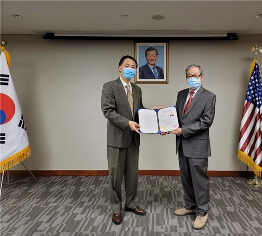 Korean Consulate in New York Bestows Korean Nationality Certificate to Descendant of Korean Independence Activist