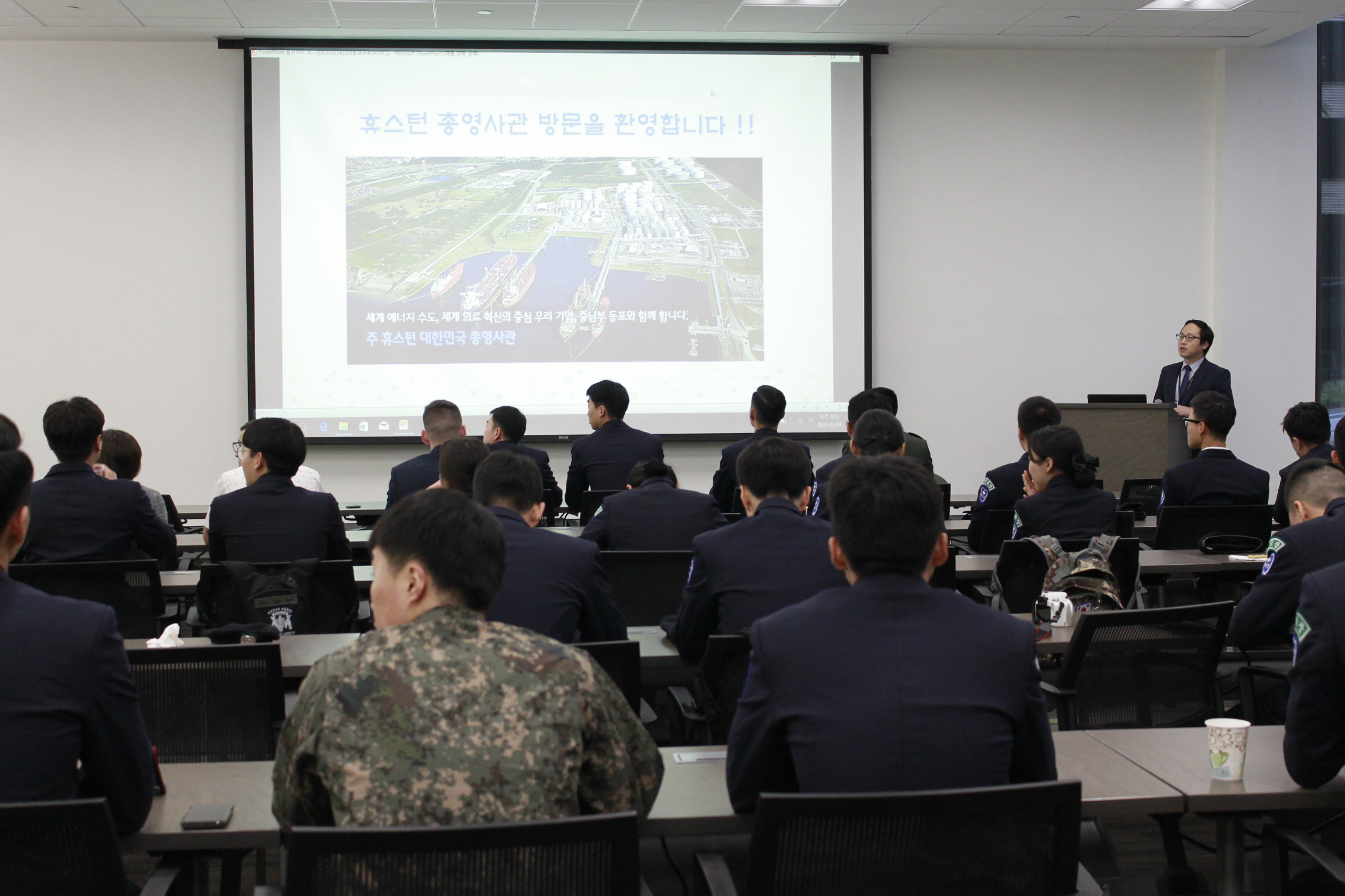 Meeting with ROTC students form Korea 상세보기Consul General's