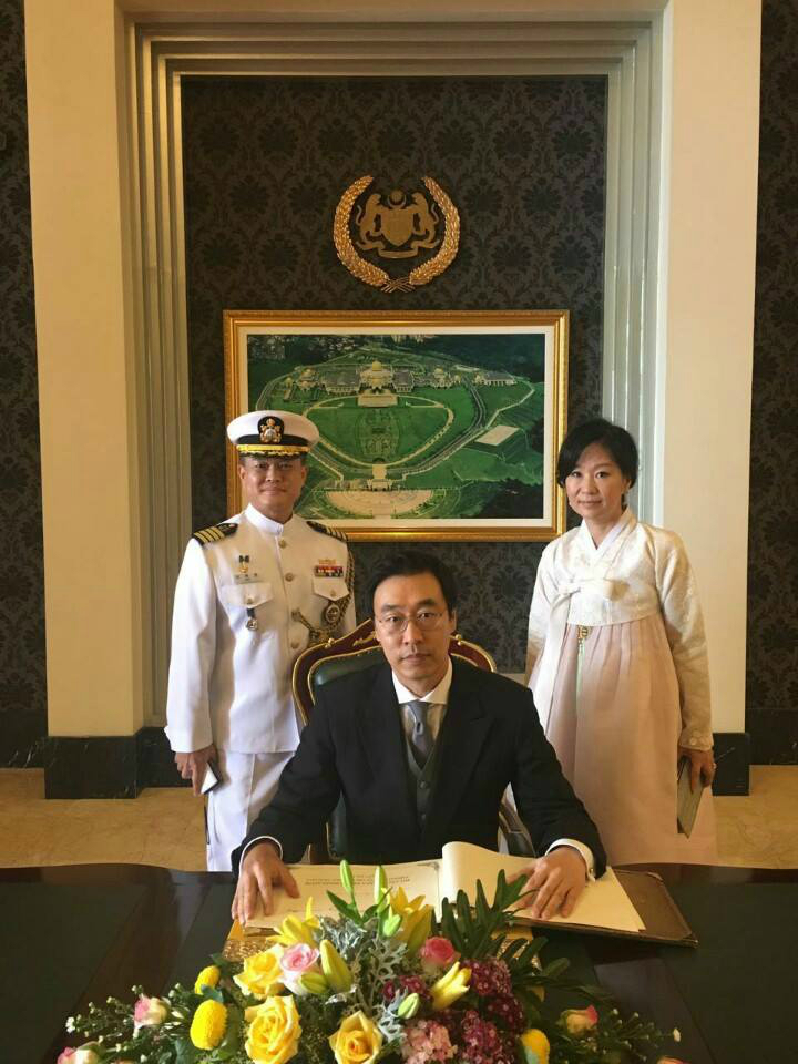 Ambassador presented his credentials(18 July) 상세보기Bilateral 